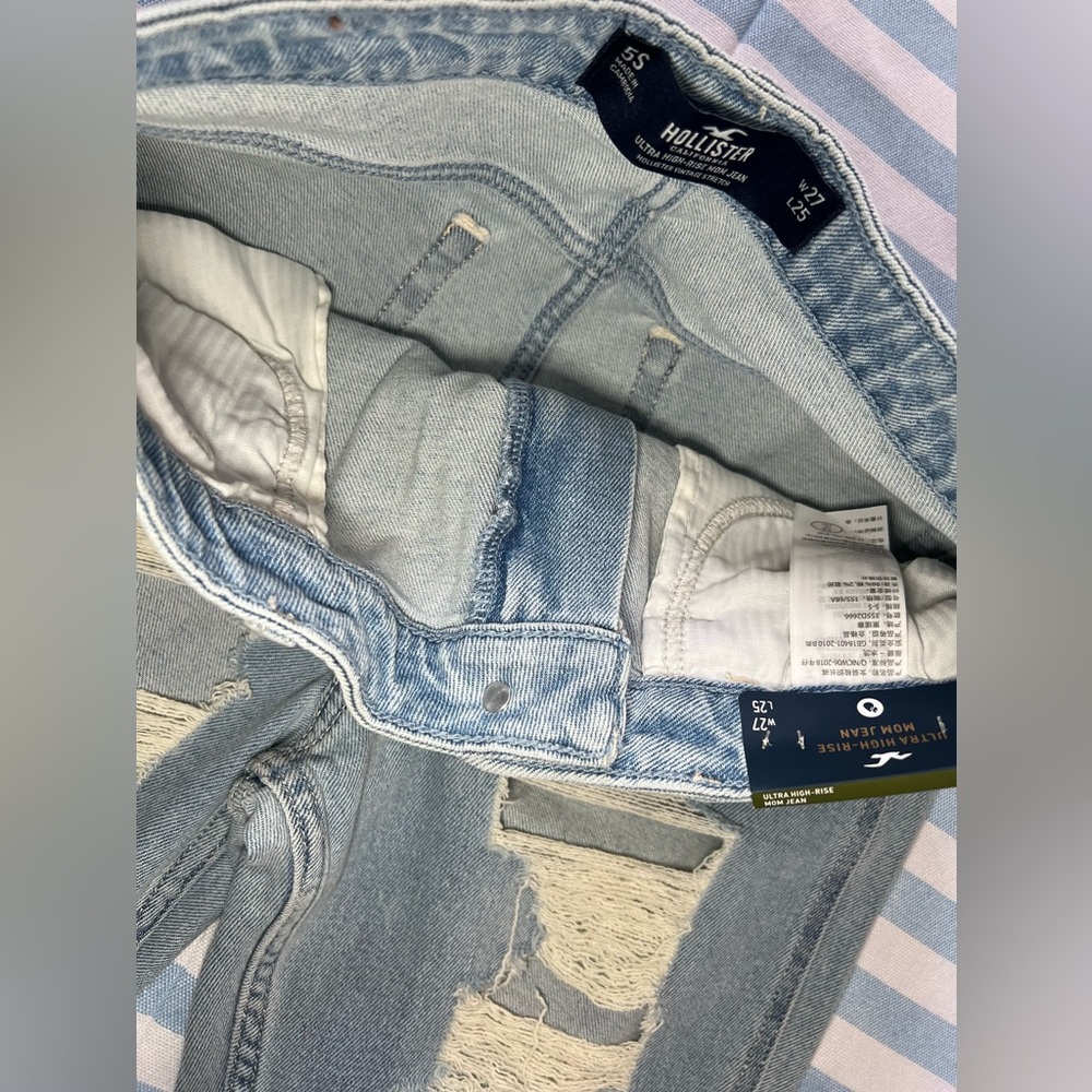 Hollister Ultra High-Rise Mom Jean - Light Wash
Size - 5 Short